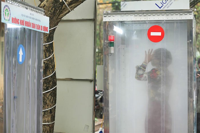 Buồng khử khuẩn toàn thân di động đầu tiên do Việt Nam sản xuất