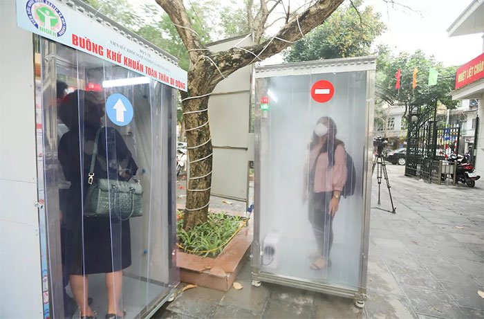 Buồng khử khuẩn toàn thân di động đầu tiên do Việt Nam sản xuất