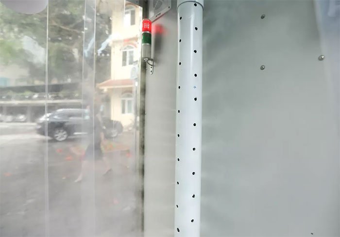 Buồng khử khuẩn toàn thân di động đầu tiên do Việt Nam sản xuất