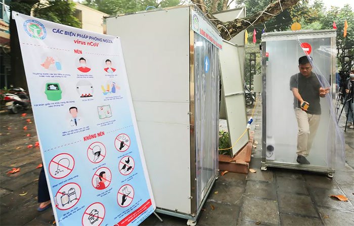 Buồng khử khuẩn toàn thân di động đầu tiên do Việt Nam sản xuất