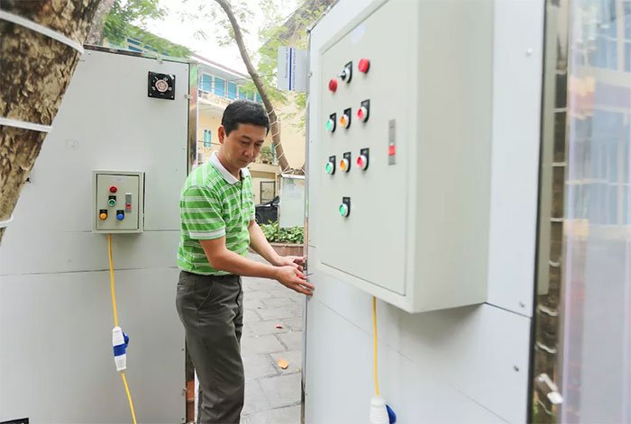 Buồng khử khuẩn toàn thân di động đầu tiên do Việt Nam sản xuất