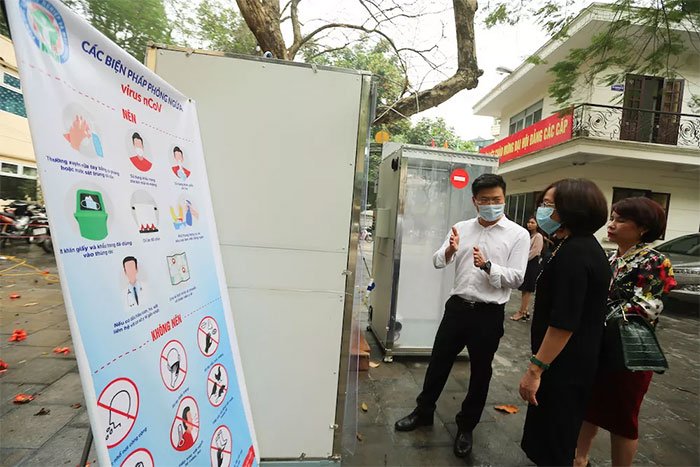 Buồng khử khuẩn toàn thân di động đầu tiên do Việt Nam sản xuất