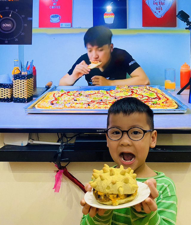 CEO chuỗi pizza Việt sáng tạo ‘burger corona’ lên báo ngoại: Trả 4 cửa hàng, đưa 3 cái vào chế độ ‘ngủ đông’, duy trì 5 điểm bán online và lập 3 nhóm hành động cầm cự mùa dịch!