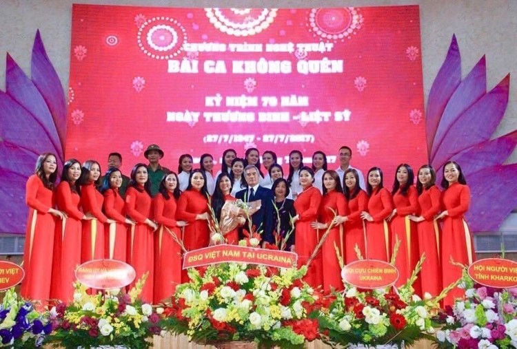 Bà Minh Điệp chúc mừng đội nghệ thuật cộng đồng nhân dịp 7 năm ngày thành lập