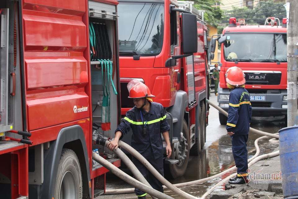 Cháy dữ dội ở khu công nghiệp Phú Thị, 3 công nhân tử vong