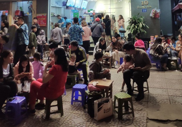 Cơn sốt mới tràn về Hà Nội. Sữa chua trân châu đang làm mưa làm gió trên thị trường đồ uống.