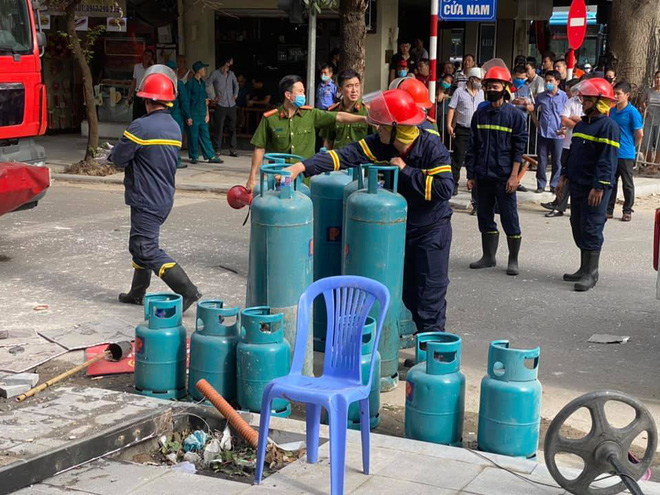 Nổ bình gas tại quán gà rán giữa phố cổ khiến 3 người nhập viện, nhiều người hoảng loạn