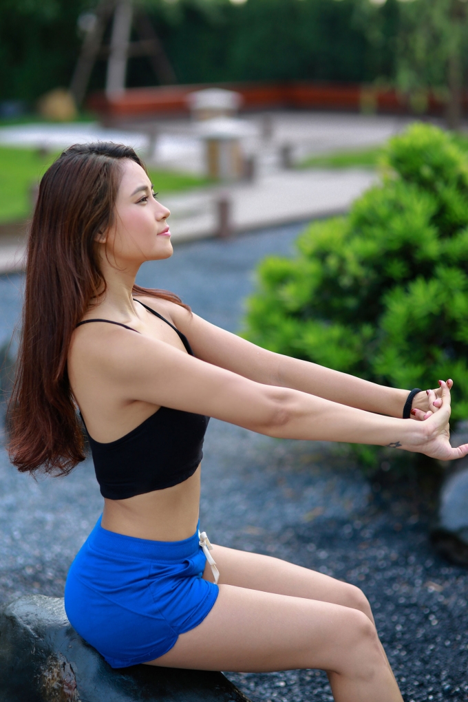 Nữ diễn viên "Khi đàn chim trở về" khoe đường cong quyến rũ trong bộ ảnh Yoga