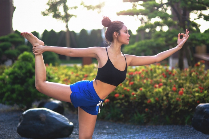 Nữ diễn viên "Khi đàn chim trở về" khoe đường cong quyến rũ trong bộ ảnh Yoga