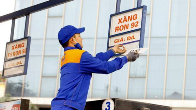 "Găm" xăng chờ tăng giá: Nhân viên bán nhỏ giọt, trả lời sếp đi vắng