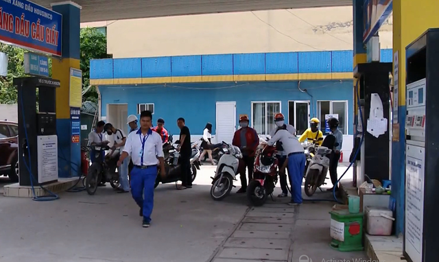 "Găm" xăng chờ tăng giá: Nhân viên bán nhỏ giọt, trả lời sếp đi vắng