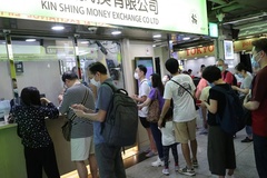 Người Hong Kong vội vã mua USD tích trữ