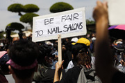 Nhiều tiệm nail gốc Việt tại California tụ tập yêu cầu chính quyền cho phép hoạt động trở lại