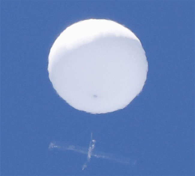 UFO bí ẩn xuất hiện ở Nhật, cảnh sát điều trực thăng theo dõi
