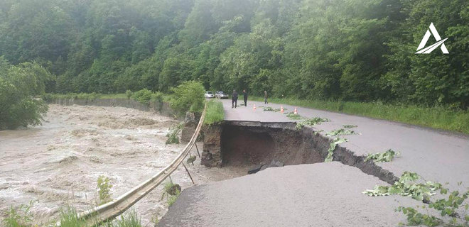 Prikarpate: Thiên tai phá huỷ 110 km đường xe hơi và 90 cây cầu