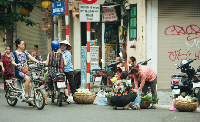 Người Hà Nội nhộn nhịp chuẩn bị tết Đoan Ngọ từ sáng sớm