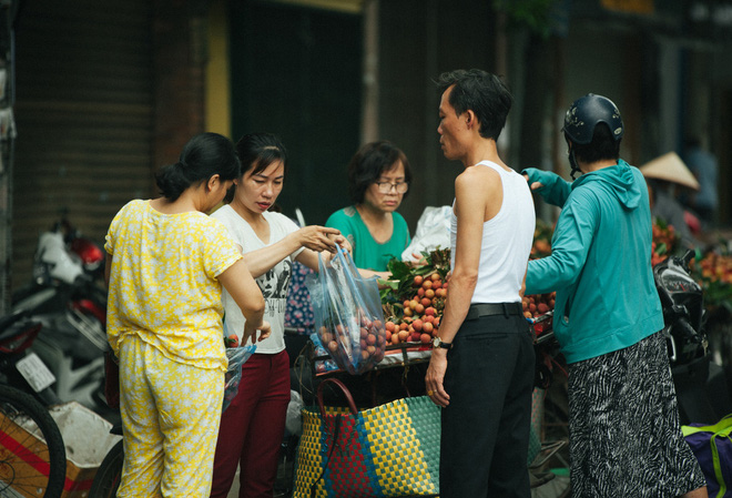 Người Hà Nội nhộn nhịp chuẩn bị tết Đoan Ngọ từ sáng sớm