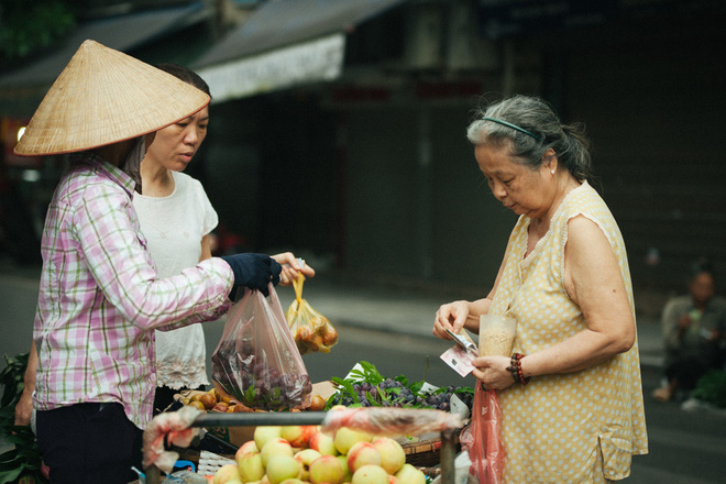 Người Hà Nội nhộn nhịp chuẩn bị tết Đoan Ngọ từ sáng sớm