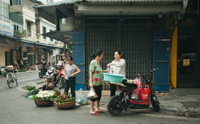 Người Hà Nội nhộn nhịp chuẩn bị tết Đoan Ngọ từ sáng sớm