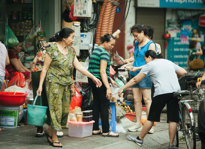 Người Hà Nội nhộn nhịp chuẩn bị tết Đoan Ngọ từ sáng sớm