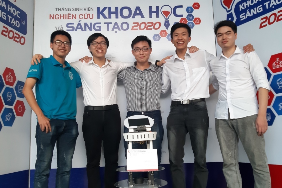 Sinh viên chế robot tự hành nói tiếng Việt với giá bất ngờ