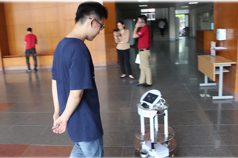Sinh viên chế robot tự hành nói tiếng Việt với giá bất ngờ