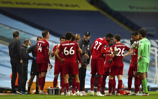 Man City 4-0 Liverpool: Nhà ĐKVĐ nhận trái đắng