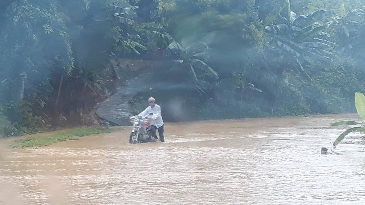 Mưa lũ, sạt lở nghiêm trọng chia cắt các huyện ở Lào Cai