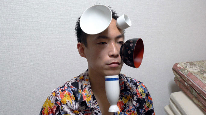 Người đàn ông hút mọi vật bằng da lập kỷ lục Guiness thế giới