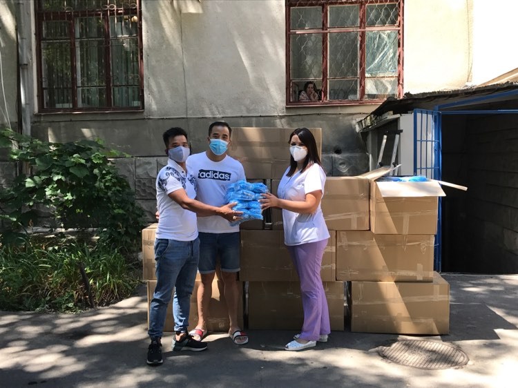 Tặng 950 bộ quần áo bảo hộ y tế cho Trung tâm các bệnh xã hội quan trọng tỉnh Odessa