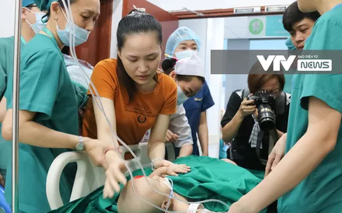 Phẫu thuật tách dính 2 bé gái song sinh: Người mẹ bật khóc trước hành trình sóng gió