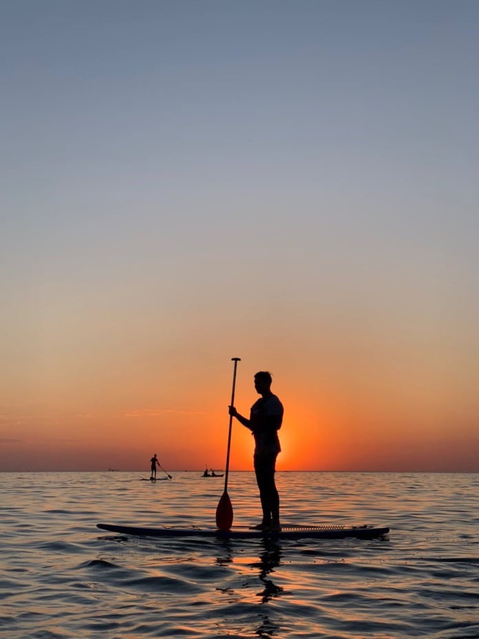 Chèo thuyền kayak đón bình minh trên biển đen