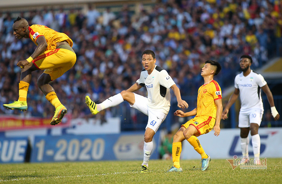 Vòng 11 V-League: Trọng tài lại gây bão, Sài Gòn bất bại