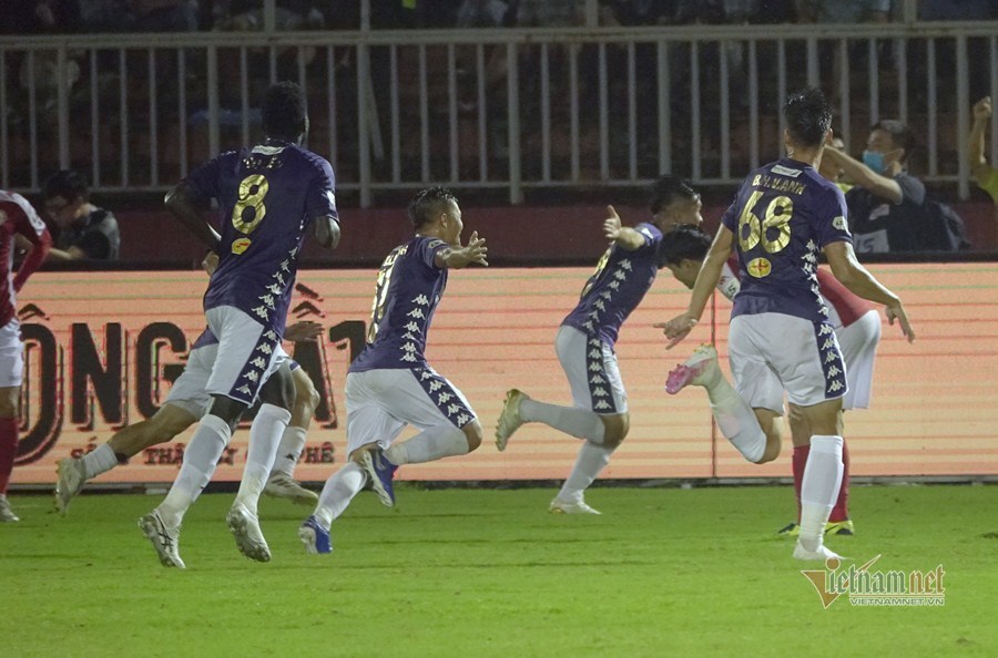 Vòng 11 V-League: Trọng tài lại gây bão, Sài Gòn bất bại