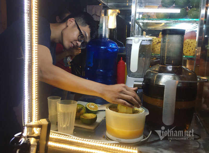 Sinh tố, nước ép trái cây nguyên chất. Chờ 5 phút, giá 10 nghìn... trào lưu mới trên vỉa hè Hà Nội.