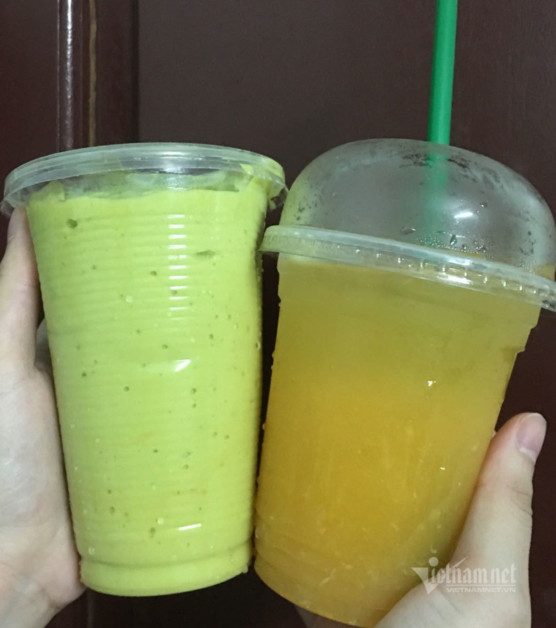 Sinh tố, nước ép trái cây nguyên chất. Chờ 5 phút, giá 10 nghìn... trào lưu mới trên vỉa hè Hà Nội.