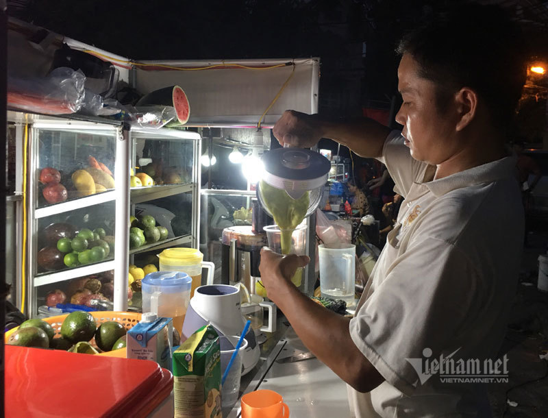 Sinh tố, nước ép trái cây nguyên chất. Chờ 5 phút, giá 10 nghìn... trào lưu mới trên vỉa hè Hà Nội.