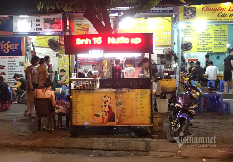 Sinh tố, nước ép trái cây nguyên chất. Chờ 5 phút, giá 10 nghìn... trào lưu mới trên vỉa hè Hà Nội.