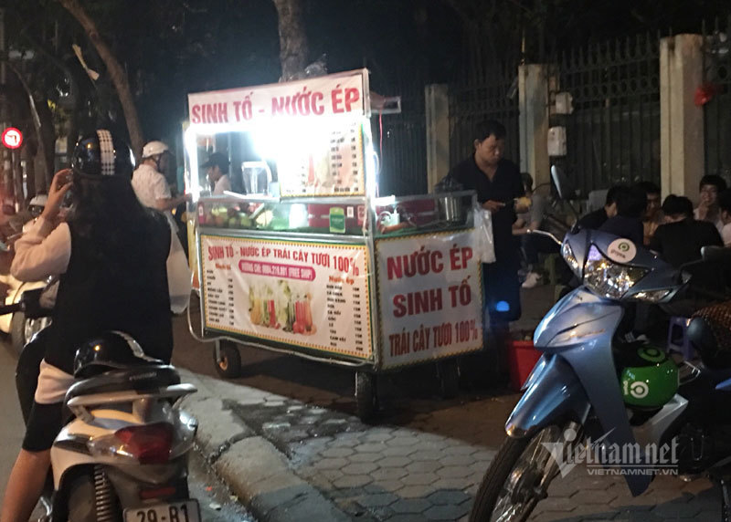 Sinh tố, nước ép trái cây nguyên chất. Chờ 5 phút, giá 10 nghìn... trào lưu mới trên vỉa hè Hà Nội.