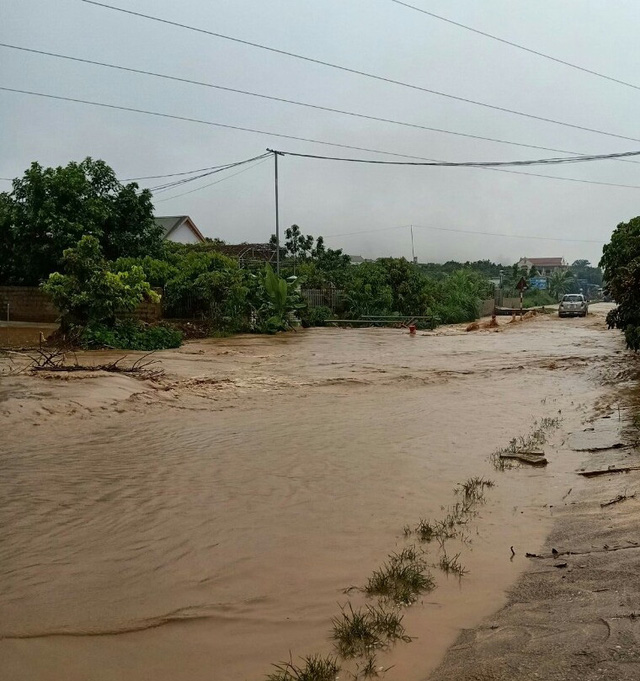 Mưa lũ gây sạt lở đất đá ở Sơn La