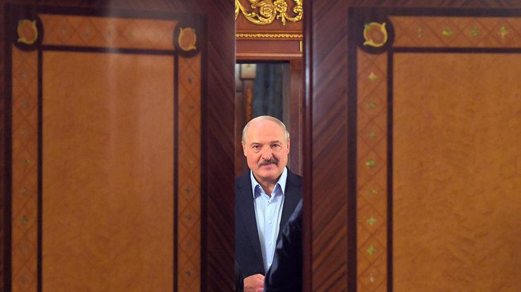 Tổng thống Belarus Lukasenko giải thích tại sao không thể từ chức