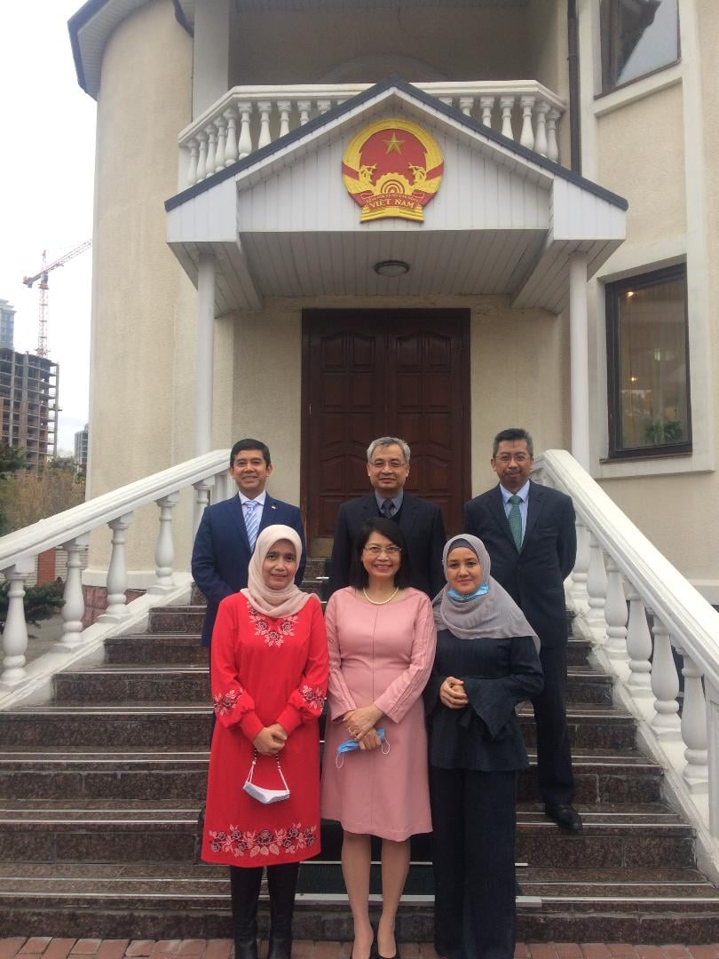 Đại sứ các nước Asean tại Ucraina tới thăm và chào từ biệt đại sứ Nguyễn Anh Tuấn