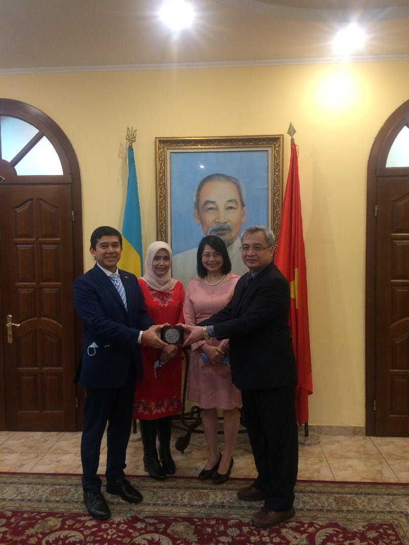 Đại sứ các nước Asean tại Ucraina tới thăm và chào từ biệt đại sứ Nguyễn Anh Tuấn