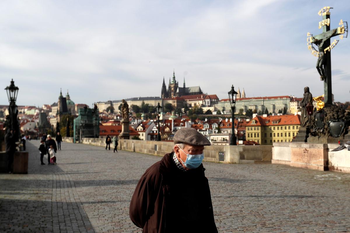 Toà án Praha huỷ chế độ đeo khẩu trang