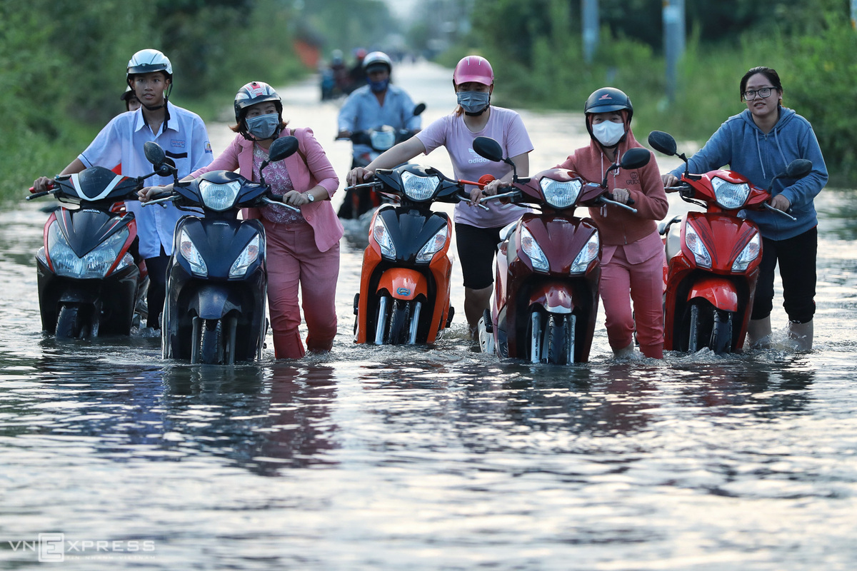 Đường Sài Gòn mênh mông nước ngày triều cường 1,7 m