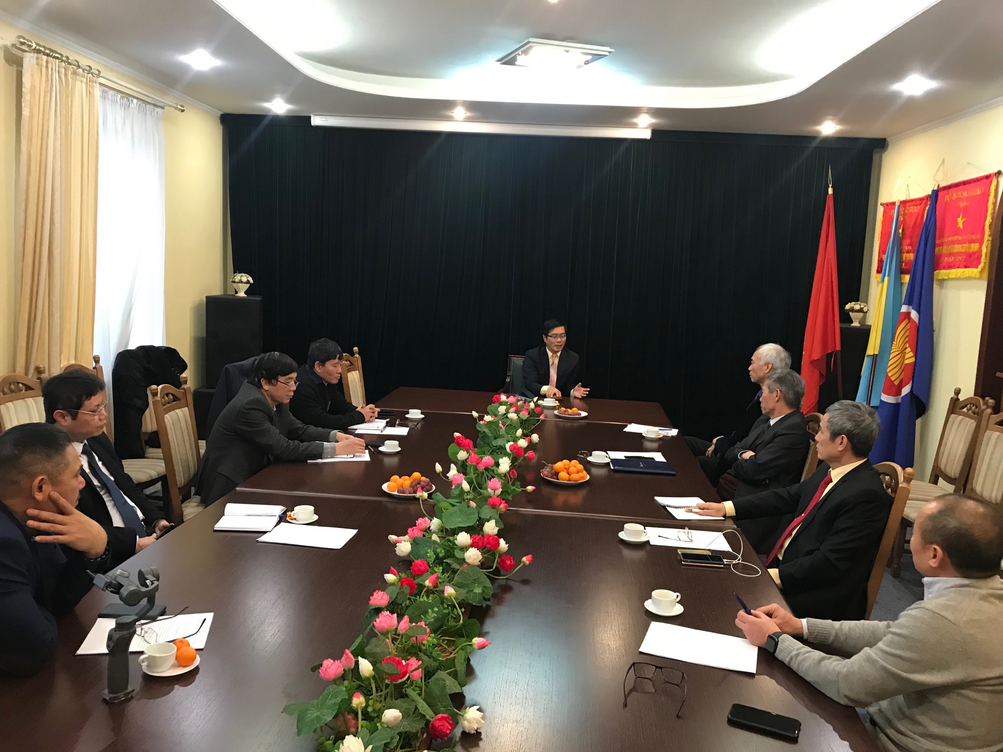 Đại sứ Nguyễn Hồng Thạch gặp mặt đại diện hội, đoàn thể cộng đồng người Việt Nam tại Ucraina