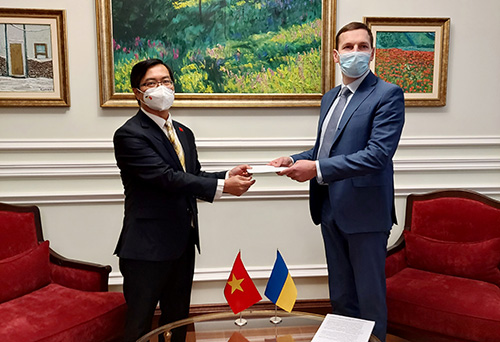 Đại sứ Nguyền Hồng Thạch trình bản sao Ủy nhiệm thư tới Bộ Ngoại giao Ucraina