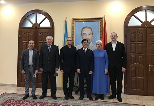 Đại sứ Nguyễn Hồng Thạch làm việc với Hội hữu nghị Ucraina - Việt Nam