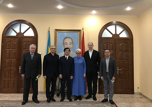 Đại sứ Nguyễn Hồng Thạch làm việc với Hội hữu nghị Ucraina - Việt Nam