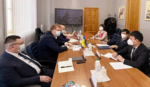 Đại sứ Nguyễn Hồng Thạch làm việc với Thứ trưởng Bộ Phát triển Kinh tế, Thương mại và Nông nghiệp Ucraina